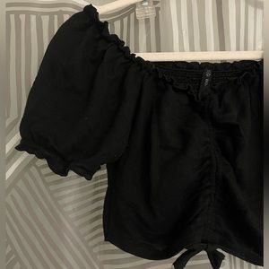 cropped black, puffy sleeved top!